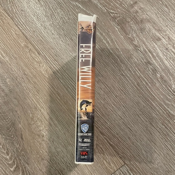 EUC “Free Willy” VHS 1993 film of a rebellious foster kid & a whale named Willy - Picture 5 of 5